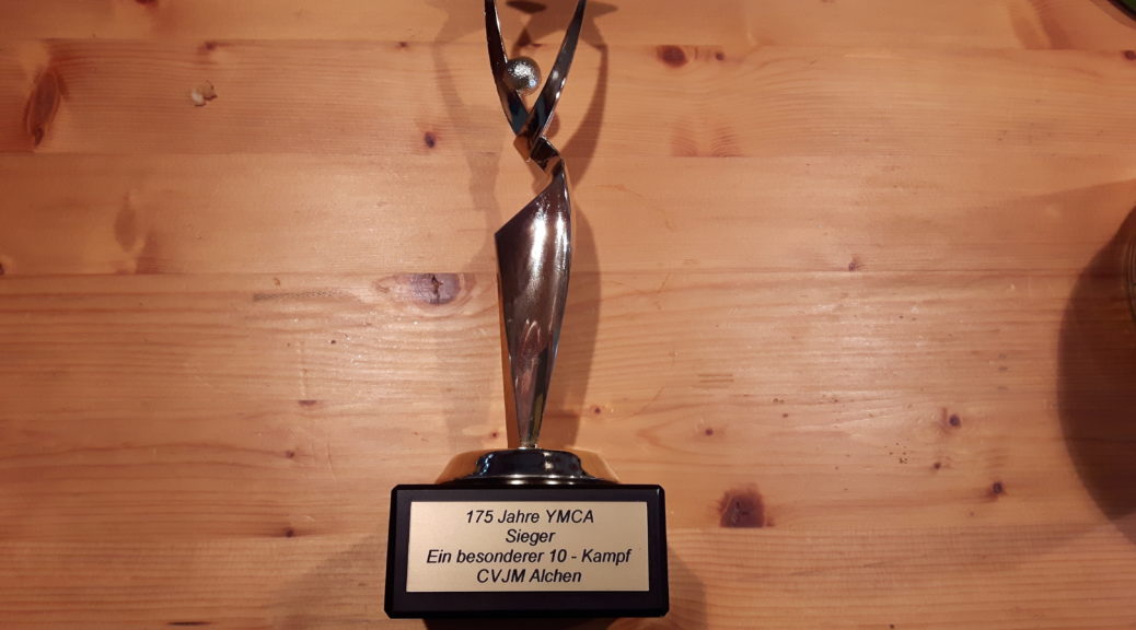 Pokal für den Sieger des 10-Kampfs vom CVJM Alchen im Rahmen der Feier zum 175-jährigen Jubiläum des YMCA