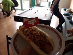 Teller mit einem Hotdog und einer CVJM Fahne auf einem Teller