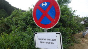 Parkverbotsschild für die Strecke des Festzugs in Alchen