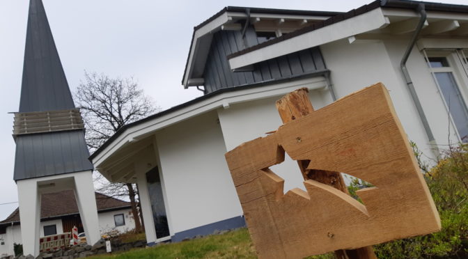 Holzstern als Wegweiser in Alchen